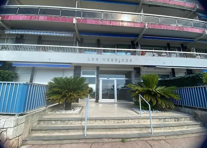 Les Nereides Bord De Mer Calme Lumineux Parking